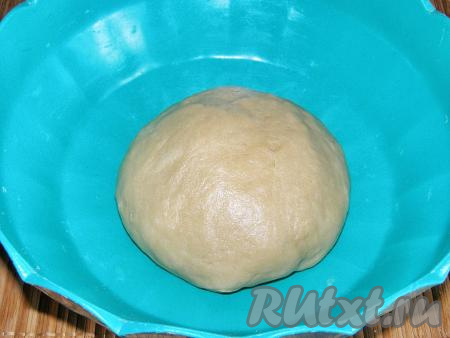 Тесто должно получиться эластичным, мягким и не прилипать к рукам и стенкам миски.