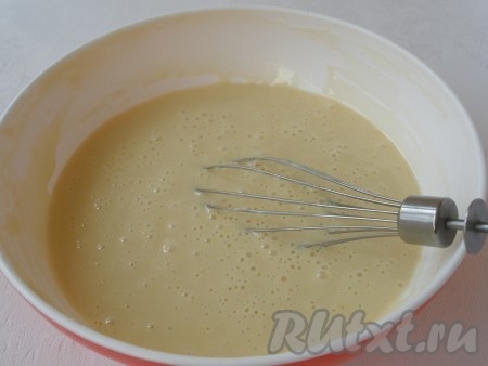 Добавить сметану, всыпать муку с разрыхлителем, взбить. Тесто получается жидким.