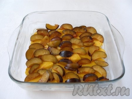 Форму, пригодную для приготовления в микроволновке, смазать маслом. Дно смазать побольше, чем стенки. Выложить фрукты. При желании, можно немного посыпать сахаром.