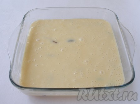 На фрукты вылить тесто.  Готовить пирог с фруктами в микроволновке 12 минут при мощности 900W.