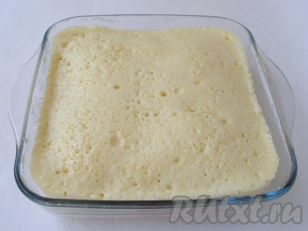 Готовый пирог полностью остудить в форме, затем перевернуть на тарелку, чтобы фрукты оказались сверху.