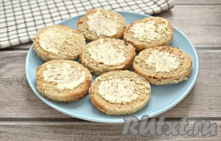 Подрумянившиеся хлебные ломтики смазываем майонезом.