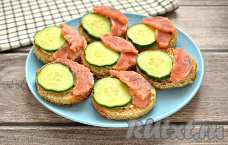 Рядом располагаем 1-2 кусочка красной рыбы.