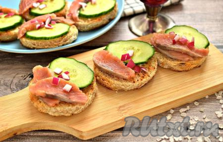 Вкусное канапе с рыбой и свежим огурцом подаём сразу к столу.