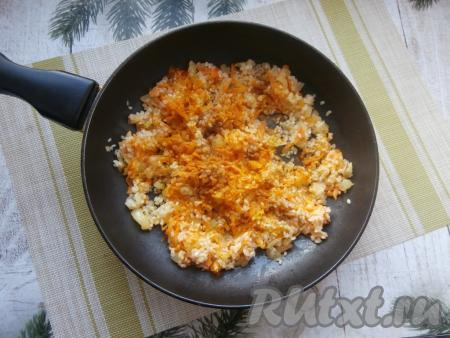 Обжарить овощи на среднем огне до мягкости, помешивая, затем выложить промытый рис, перемешать. Всыпать соль, куркуму, перец, перемешать и обжарить несколько минут, помешивая.