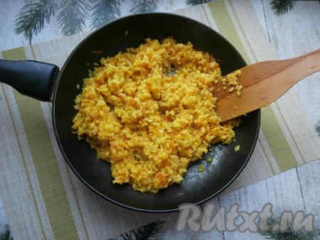 Довести воду до кипения, огонь уменьшить до минимума. Накрыть сковороду крышкой. Готовить рис 15-17 минут.