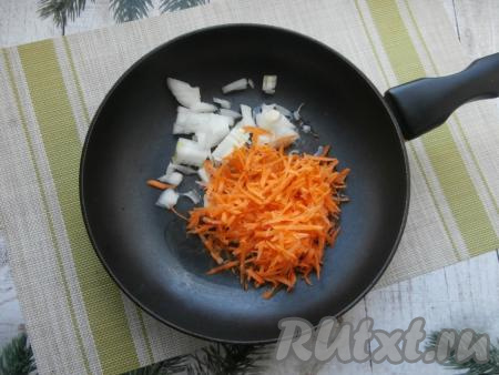 Морковку и лук очистить. Мелко нарезать луковицу, натереть на средней тёрке морковку и переложить в сковороду с растительным маслом.