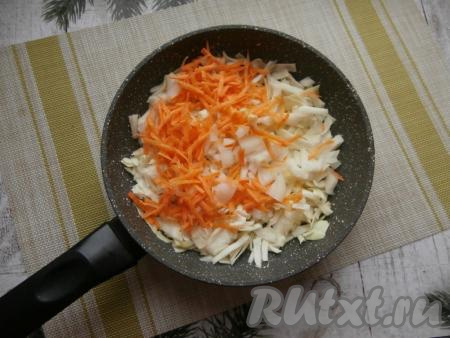 Добавить натёртую морковку и мелко нарезанный лук.