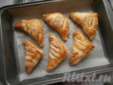 Выпекать слоечки в разогретой духовке минут&nbsp;15-20 (до золотистого цвета) при температуре 200 градусов.