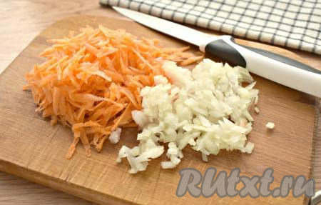 Лук нарезаем достаточно мелко, натираем морковку на средней тёрке.