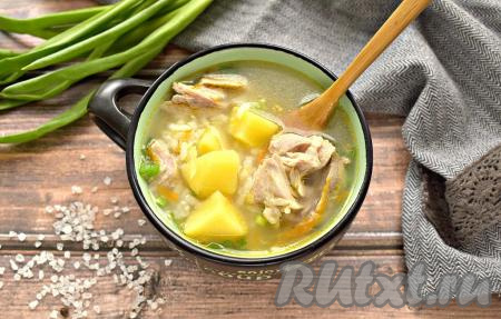 Вкусный, наваристый рисовый суп, приготовленный со свининой и картошкой, разливаем по тарелкам и подаём горячим на стол.