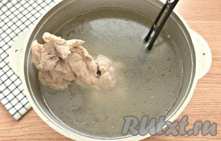 Промываем свинину, перекладываем в кастрюлю, вливаем 2 литра холодной воды. Кастрюлю ставим на сильный огонь, после закипания бульона снимаем пену и, убавив огонь, варим свинину до полной готовности. У меня варилось мясо 1 час 10 минут. Варёную свинину извлекаем из кастрюли, оставляем мясо до остывания. Получившийся мясной бульон на свой вкус солим.