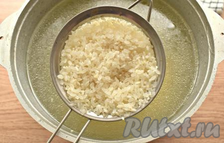 Промываем рис, откидываем его на сито, чтобы лишняя жидкость слилась. После того как картофель проварится в закипевшем бульоне 5 минут, добавляем рис, варим 20 минут.