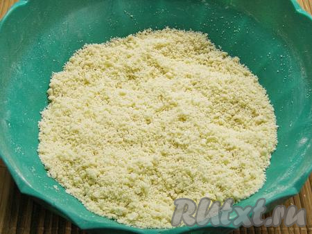 Растираем масло с мучной смесью руками до получения рассыпчатой крошки.