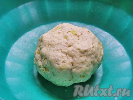 Тесто должно получиться мягким, эластичным, не липнущим к рукам. Если тесто будет сильно липнуть, можно добавить совсем немного муки. Собираем тесто в шар и убираем минут на 30 в холодильник.