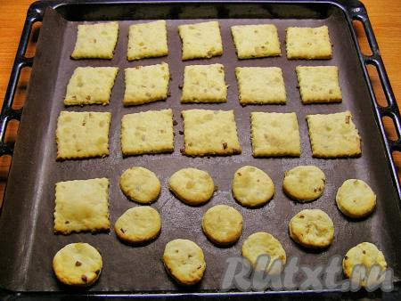 Ставим противень в разогретую до 200 градусов духовку на 6-7 минут. Печенье должно слегка подрумяниться. Достаём крекеры из духовки и оставляем остывать на противне.