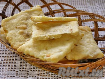 Сытные, ароматные и хрустящие крекеры с луком подаём к столу в остывшем виде. Они хороши к супу, бульону или к чаю.