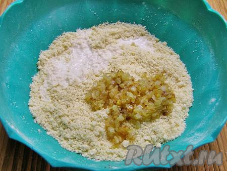 В получившуюся крошку добавляем холодное молоко и остывший обжаренный лук, замешиваем тесто для крекеров руками.