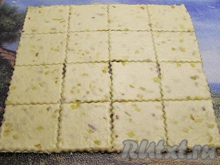 Раскатанное тесто можно нарезать ножом на квадраты или ромбики.