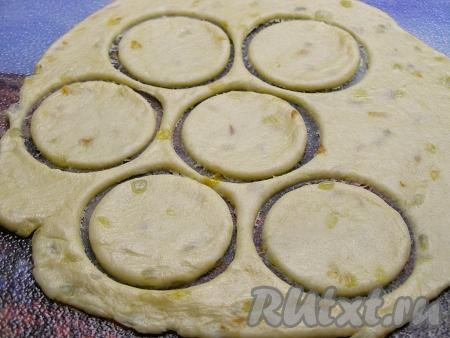 Заготовки печенья также можно вырезать стаканом или формочками для печенья. Тесто, оставшееся после вырезания заготовок крекеров, снова раскатываем и вырезаем заготовки крекеров.