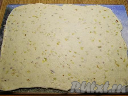 Охлаждённое тесто тонко раскатываем на доске, слегка присыпанной мукой. Толщина раскатанного теста должна быть, примерно, 2 миллиметра.