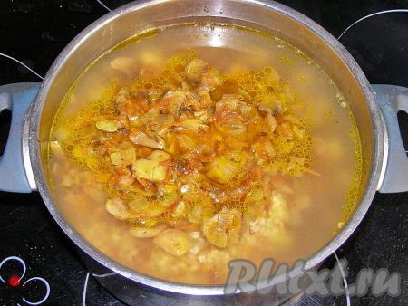 Когда картошка с гречкой станут достаточно мягкими, выкладываем в кастрюлю шампиньоны с овощами со сковороды. При необходимости можно долить немного воды и подсолить по вкусу.