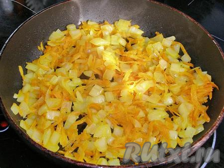 Морковку и луковицу очищаем. В сковороде прогреваем растительное масло, выкладываем мелко нарезанный лук и натёртую морковь, обжариваем овощи, помешивая, на среднем огне в течение 3-4 минут. Морковка с луком должны стать достаточно мягкими.