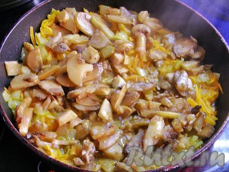 Свежие шампиньоны промываем, нарезаем на пластины. Я брала уже нарезанные замороженные шампиньоны, поэтому просто сполоснула их водой. Выкладыаем грибы в сковороду с обжаренными овощами, перемешиваем.