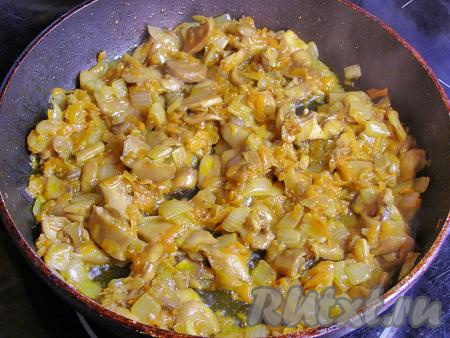 Обжариваем шампиньоны с луком и морковью, периодически помешивая, пока из грибов не испарится влага (на это потребуется 6-7 минут).