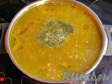 По желанию, добавляем в суп сушёную зелень и перемешиваем. На сильном огне доводим суп до кипения, после закипания уменьшаем огонь до минимального и варим под закрытой крышкой постный грибной суп минут 5.