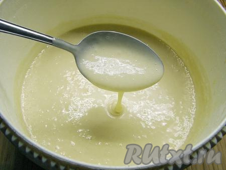 Тесто должно получиться достаточно жидким, немного гуще, чем тесто для блинов.