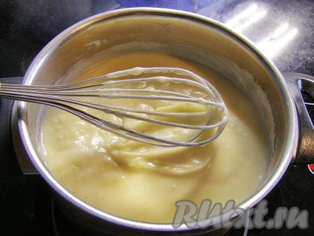 Ставим кастрюлю на средний огонь и нагреваем, постоянно перемешивая, чтобы смесь не пригорала. После того как смесь закипит, варим крем, не переставая помешивать, ещё, примерно, 5 минут (до загустения), затем снимаем с огня.