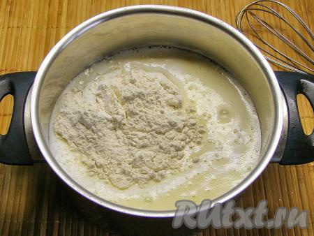 Добавляем в яично-сахарную смесь молоко, муку и хорошо перемешиваем венчиком, чтобы не было комочков.