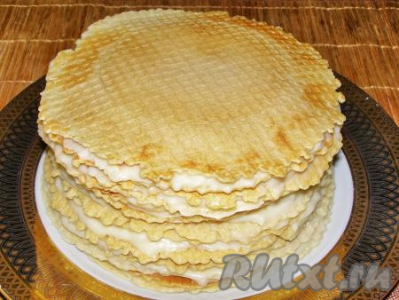 Таким образом, смазывая каждый вафельный корж кремом и выкладывая их друг на друга, собираем весь торт. Верхний корж можно не смазывать заварным кремом или смазать тонким слоем. Убираем вафельный торт в холодильник минимум на 5-6 часов, чтобы вафли пропитались кремом.