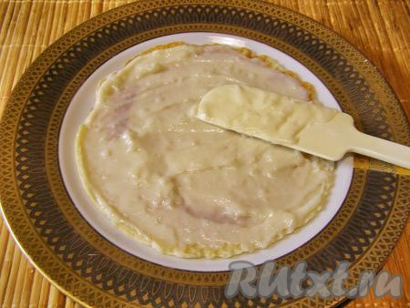 Смазываем каждую вафлю остывшим кремом, сверху кладём следующую вафлю.