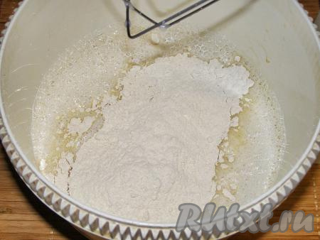 Всыпаем в смесь муку, снова хорошо перемешиваем, чтобы тесто стало однородным и не было комочков.