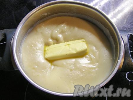 Кладём в горячий крем кусочек сливочного масла и ещё раз хорошо перемешиваем, пока масло не растает. Оставляем крем остывать. Периодически его надо перемешивать, чтобы на поверхности не образовывалась корочка.