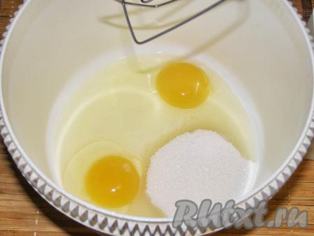 Пока крем остывает, приготовим вафельные коржи. Тесто можно замесить миксером, а можно просто венчиком. Смешиваем яйца с сахаром и щепоткой соли до однородного состояния.