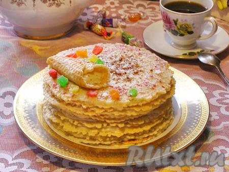 Верх торта можно украсить на ваш вкус. Я сделала маленькую вафлю, свернула её в рожок и наполнила небольшим количеством заварного крема. Также можно украсить торт кондитерской посыпкой, посыпать крошкой из тёмного и белого шоколада, или положить сверху цукаты, дольки фруктов и ягоды.