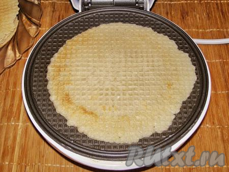 Жарим вафлю, примерно, 2 минуты (до светло-золотистого цвета).