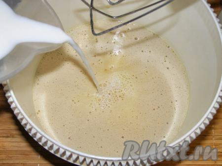 Вливаем в смесь яиц, сахара и мёда молоко и продолжаем перемешивать.