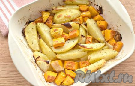 Форму с картошкой и тыквой ставим в духовку и запекаем&nbsp;при той же температуре минут 25-30 (до готовности овощей). Готовые картошка и тыква должны легко прокалываться ножом.&nbsp;