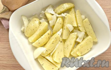 Перекладываем картофель с луком в форму для запекания, выкладывая их в один слой, и отправляем в разогретую до 190 градусов духовку на 20 минут.