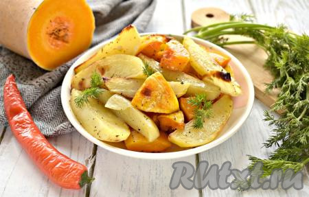 Форму с готовыми запечёнными овощами достаём из духовки.&nbsp;Картошка с тыквой получаются ароматными, мягкими, их можно подать и в качестве самостоятельного блюда, и в качестве дополнения к мясу или рыбе. К столу это вкусное постное блюдо лучше подавать горячим, посыпав, по желанию, зеленью.