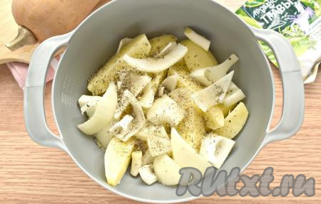 Очищенную луковицу нарезаем крупными лепестками, добавляем в миску с ломтиками картошки, по вкусу солим и перчим, всыпаем сушёные прованские травы (или свои любимые специи).