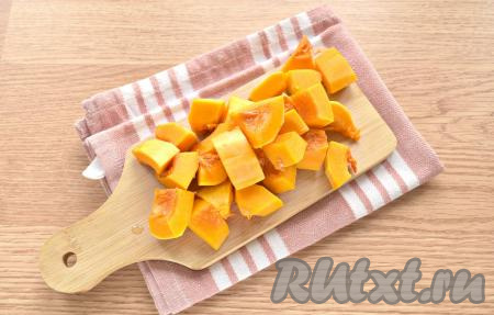250 грамм очищенной тыквы нарезаем на небольшие кусочки.