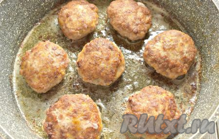 На сковороде разогреваем растительное масло. На огне чуть выше среднего обжариваем котлеты с двух сторон до румяности (минут по 5 с каждой стороны). Чтобы котлеты были сочными и нежными, после обжарки я вливаю в сковороду, примерно, половину стакана кипячёной воды. Сковороду накрываю крышкой и тушу котлеты на умеренном огне 5 минут.