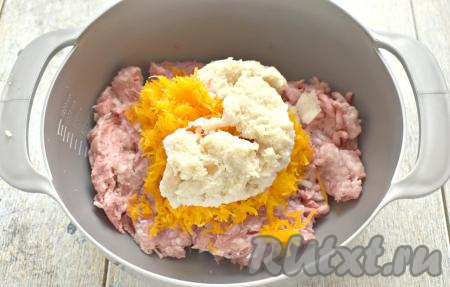 С ломтиков батона срезаем корочки. Мякоть батона на 2-3 минуты замачиваем в воде (или молоке), затем отжимаем от жидкости и перекладываем к фаршу.