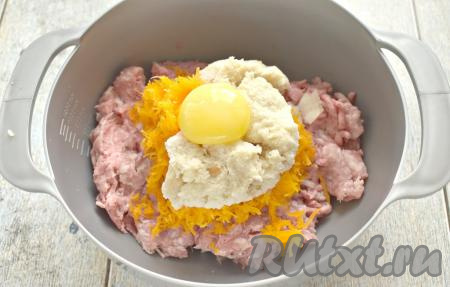 Яйцо разделяем на белок и желток. В фарш добавляем только желток, белок можно использовать для приготовления других блюд (например, глазури или разных кондитерских изделий).&nbsp;По вкусу солим и перчим тыквенно-мясной фарш. Можно добавить свои любимые специи (например, паприку).