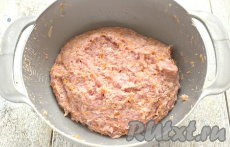 Тщательно перемешиваем тыквенно-мясной фарш и несколько раз отбиваем его о дно миски (поднимаем фарш и бросаем в миску). Благодаря отбиванию фарша, котлетная масса будет более нежной, а сами котлетки не будут разваливаться на сковороде при жарке.